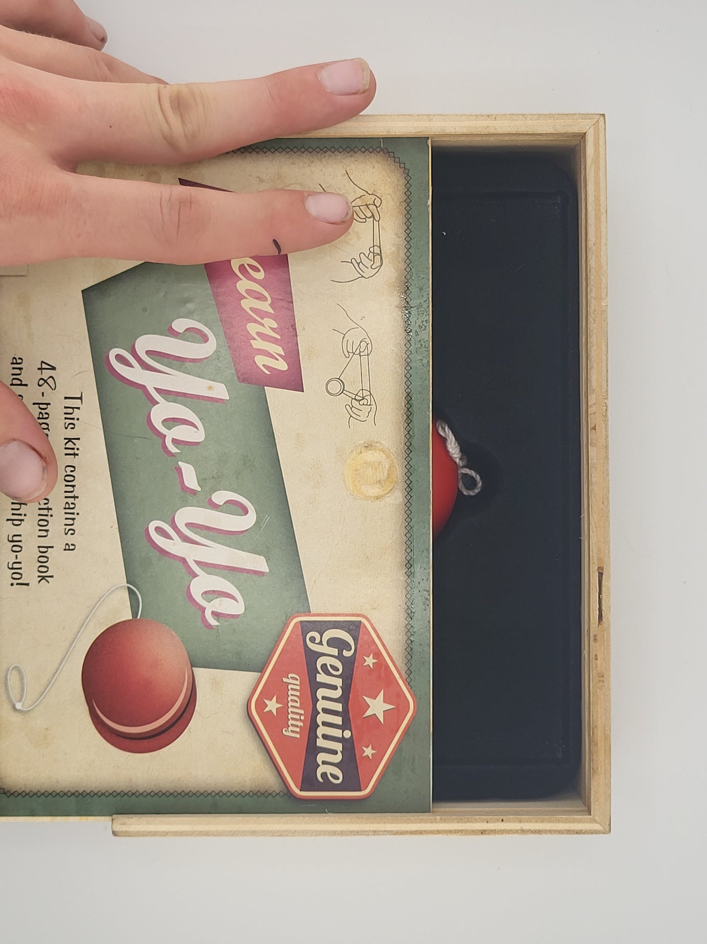🔥 Vintage Red Metal Yo-Yo Master Kit w/ Retro Trick Book & Wooden Display Box – Rare!