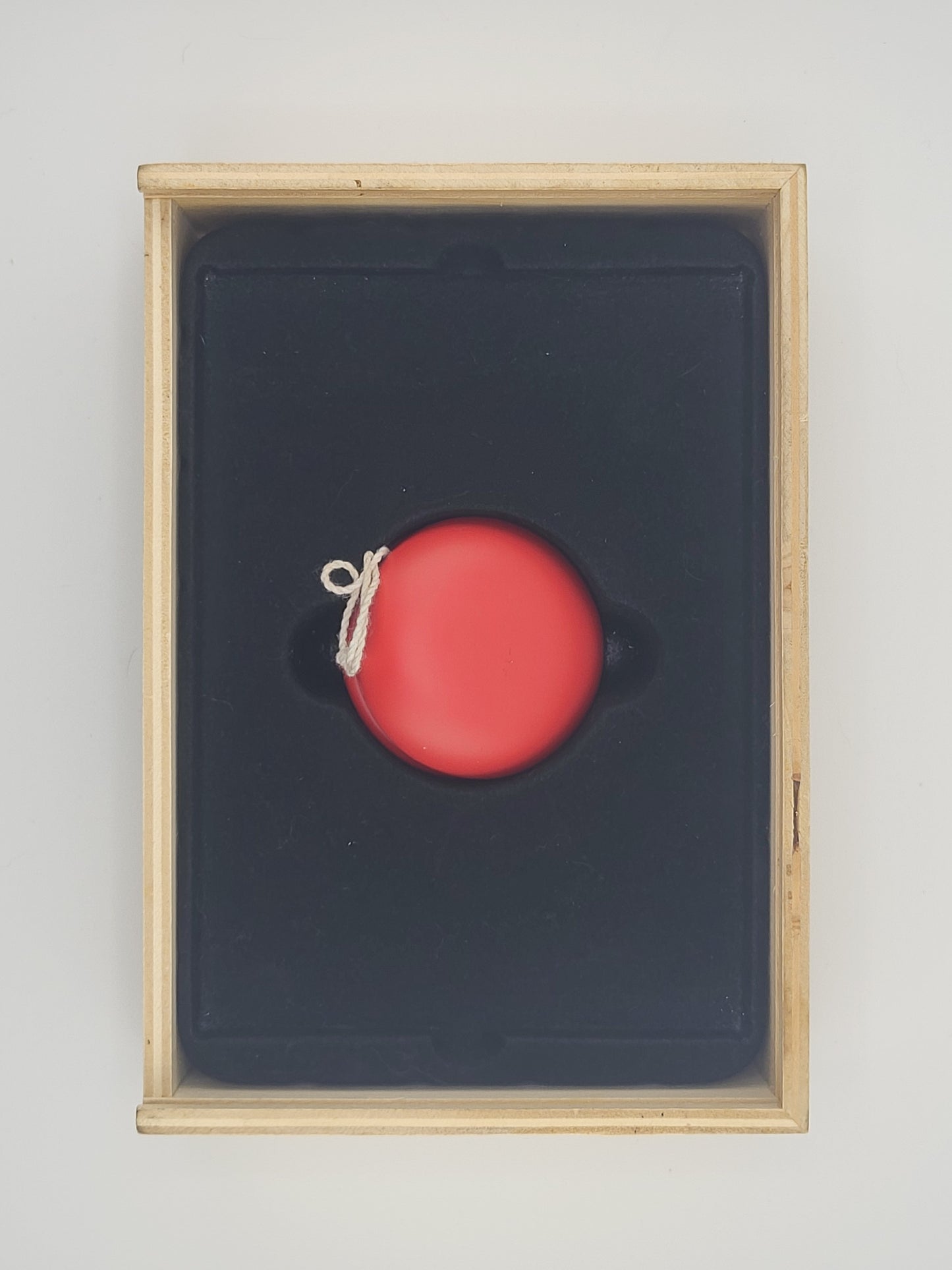 🔥 Vintage Red Metal Yo-Yo Master Kit w/ Retro Trick Book & Wooden Display Box – Rare!