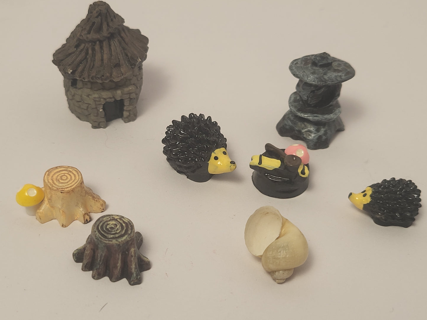 Miniature Woodland Critter & Scenery Set – Hedgehogs, Mushrooms, Tree Stumps, and More
